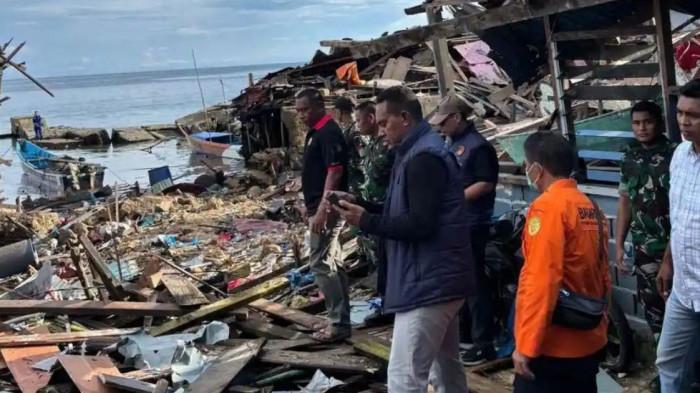 LEDAKAN BOM DI BIAK - Kapolres Biak Numfor bersama Kasatreskrim bersama anggota lainnya saat turun ke lokasi untuk sterilisasi dan identifikasi lokasi ledakan, Minggi (31/5/2026). Ledakan besar terjadi di Biak Numfor akibatkan kerusakan rumah warga, timbulkan korban jiwa, dan sejumlah korban masih hilang. (Tribun-Papua.com/Fiona Sihasale)