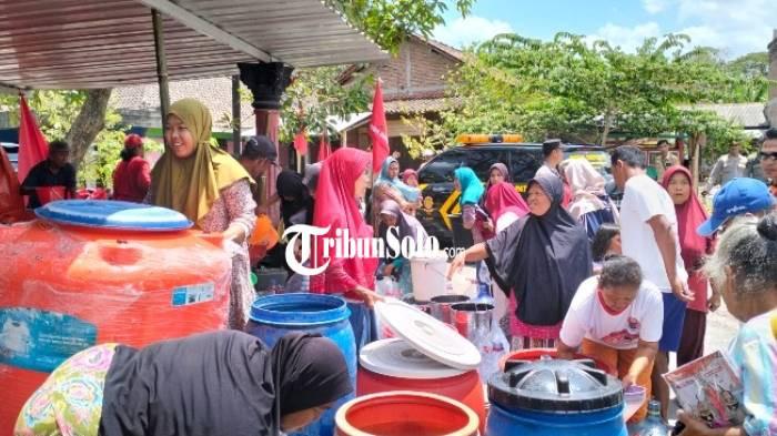 ILUSTRASI. Warga mengantre air di Kecamatan Bulu, Kabupaten Sukoharjo pada tahun 2025 lalu. Kini Sukoharjo menerapkan darurat kekeringan dan kebakaran.