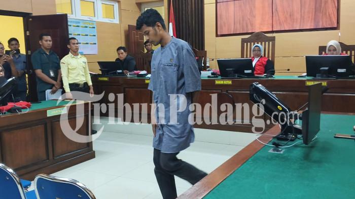 SIDANG KASUS PEMBUNUHAN– Terdakwa Satria Jhuwanda Putra alias Wanda, dalam kasus pembunuhan dan mutilasi terhadap tiga perempuan di Kabupaten Padang Pariaman, menghadiri sidang di Pengadilan Negeri (PN) Pariaman, Selasa (2/6/2026).