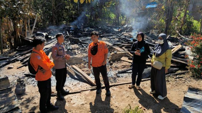 PEMADAMAN - Personel polisi bersama petugas damkar berada di TKp lokasi rumah terbakar di Dusun III Taheo, Desa Tapango Barat, Kecamatan Tapango, Kabupaten Polewali Mandar