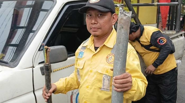 BARANG BUKTI PENCURIAN KABEL - Petugas Sudin Bina Marga Jakarta Timur saat mengamankan barang bukti pencurian kabel di Jalan Jenderal Basuki Rachmat, Jatinegara, Senin (1/6/2026). TRIBUNJAKARTA.COM/BIMA PUTRA