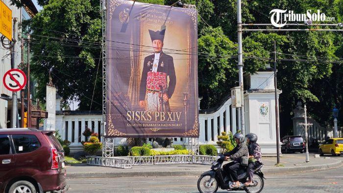 PEWARIS TAHTA - Kubu Lembaga Dewan Adat (LDA) mulai blak-blakan umumkan Pakubuwono XIV Hangabehi sebagai pewaris tahta. Hal ini terlihat dari mulai dibentangkannya baliho di Perempatan Gladak, Senin (1/6/2026).