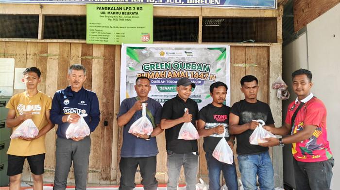 Relawan Rumah Amal USK menyerahkan daging qurban kepada masyarakat di Gampong Simpang, Kecamatan Juli, Bireuen.