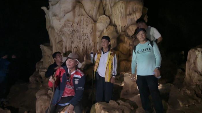 HIDDEN GEM - Gubernur Kaltara Zainal Paliwang saat melakukang Hiking dan mengunjungi wisata Goa Berlapis bersama para OPD