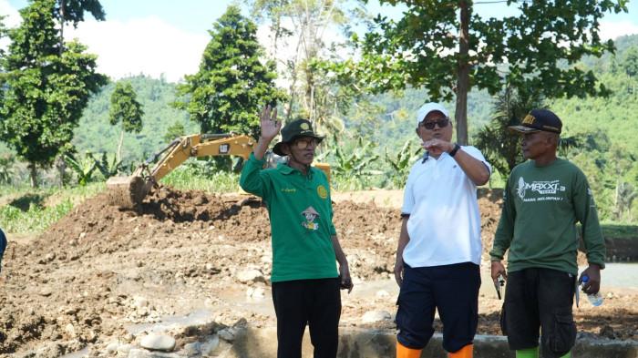 PERBAIKI TANGGUL - Bupati Gorontalo Utara, Thariq Modanggu, langsung menerapkan kebijakan Hulu-Hilir Pascabencana Biau  (H2PB) Kabupaten Gorontalo Utara, Provinsi Gorontalo.