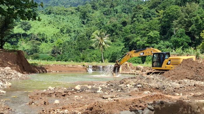 PENANGANAN BANJIR -- Alat berat excavator melakukan perbaikan tanggul irigasi yang jebol di Desa Didingga, Kecamatan Biau, Kabupaten Gorontalo Utara, Senin (2/6/2026). Perbaikan tersebut merupakan bagian dari tahap II kebijakan Hulu-Hilir Pascabencana Biau (H2PB). 