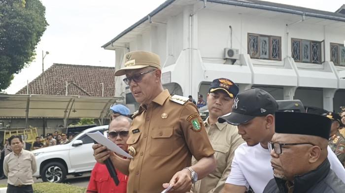 Wali Kota Sukabumi Ayep Zaki membacakan tanggapan kepada massa aksi 2626 di Balai Kota Sukabumi.
