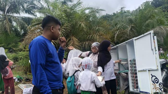 Siswa di Nunukan santap MBG di pinggir sungai 02 02062026