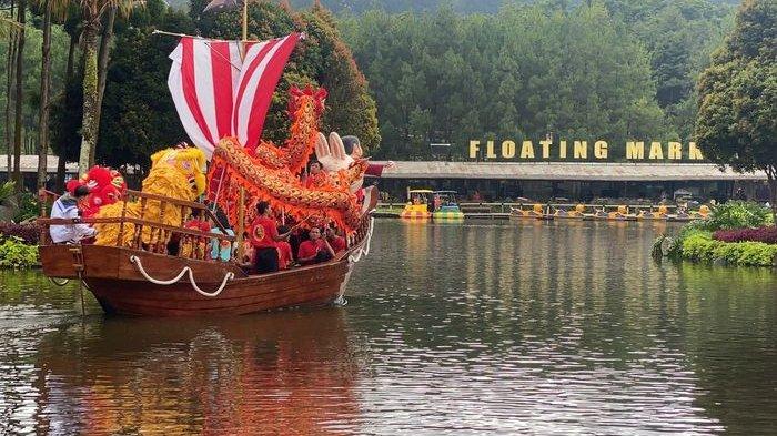 PERTUNJUKAN BARONGSAI - Pengunjung Floating Market Lembang, Kabupaten Bandung Barat, dihibur dengan pertunjukan barongsai dan liong di atas kapal, Rabu (29/1/2025).