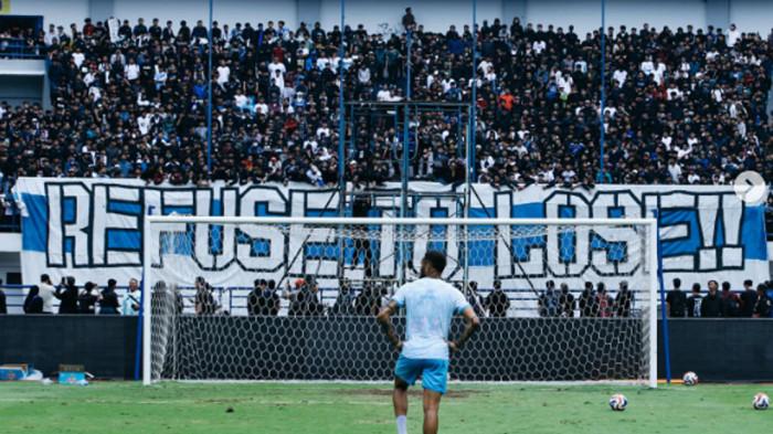 TERPUKAU - Pemain Persib, Layvin Kurzawa menatap ribuan bobotoh yang hadir di Stadion GBLA dalam sesi latihan, Kamis 7 Mei 2026.