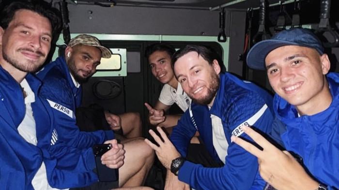 Thom Haye bersama Layvin Kurzawa, Dion Markx, Marc Klok, serta Eliano Reijnders, naik rantis saat meninggalkan Stadion Segiri Samarinda usai laga Persija Vs Persib, 10 Mei 2026. (instagram @thomhaye)