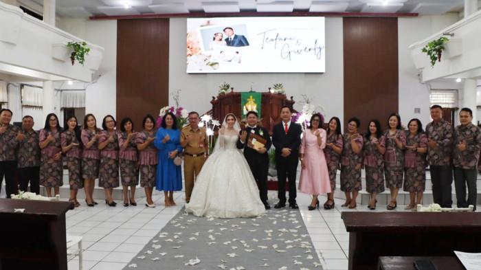 Caroll menyampaikan ucapan selamat kepada kedua mempelai