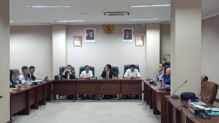 rapat dprd 3