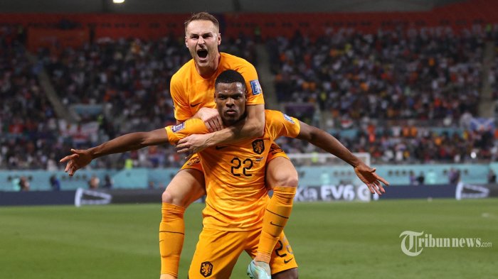 Bek Belanda Denzel Dumfries merayakan dengan gelandang Belanda Teun Koopmeiners setelah mencetak gol ketiga timnya selama pertandingan sepak bola babak 16 besar Piala Dunia Qatar 2022 antara Belanda dan AS di Stadion Internasional Khalifa di Doha. Sabtu (3 Desember 2022). (ADRIAN DENNIS / AFP)