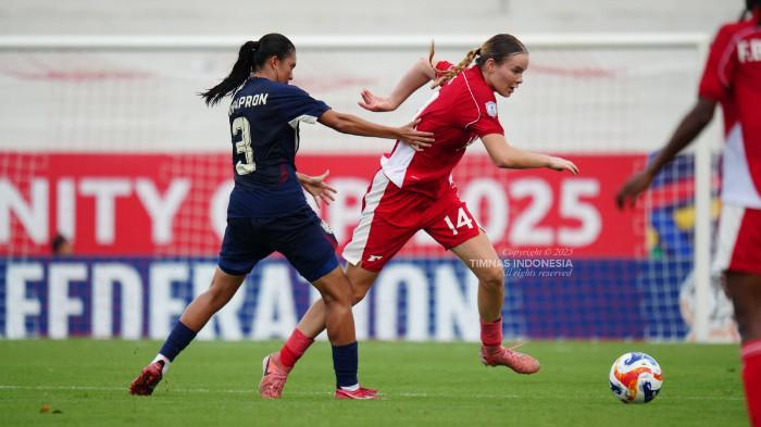 BERDUEL - Pemain Timnas Putri Indonesia, Isa Guusje Warps, (nomor 14) berduel dengan pemain bertahan Thailand, Supapron Intaraprasit (nomor 3) pada pertandingan Grup A Piala AFF Wanita 2025 di Stadion Lach Tray, Vietnam, Rabu (6/8/2025) sore WIB. Update klasemen Piala AFF Wanita 2025 setelah Timnas Putri Indonesia terbantai lagi di tangan Vietnam