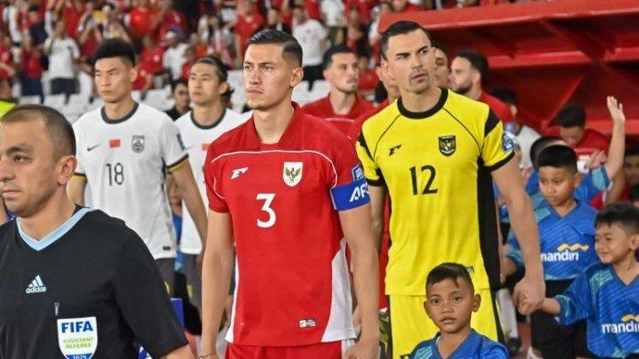INDONESIA NATIONAL TEAM SCHEDULE - Captain Jay Idzes leads his squad onto the field during the 2026 World Cup Qualifiers Asian Zone match against China on Thursday (5/6/2025) at Gelora Bung Karno Main Stadium, Senayan, Jakarta. Live on SCTV at 20:00 WIB! Check the live broadcast schedule for Indonesia vs Oman in the FIFA Matchday June 2026, both teams’ FIFA rankings, head-to-head record, and the reason behind Jay Idzes’ absence.