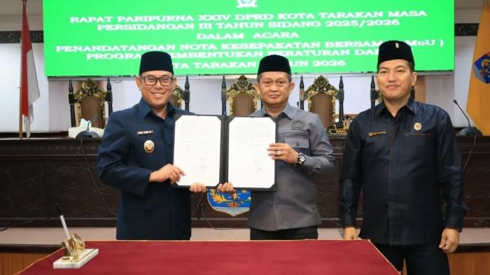 FOTO BERSAMA - Usai penandatanganan Nota Kesepakatan Bersama Program Pembentukan Peraturan Daerah Tahun 2026 oleh Plt. Wali Kota Tarakan, Ibnu Saud Is, bersama DPRD Kota Tarakan dalam Rapat Paripurna XXIV Masa Persidangan III Tahun Sidang 2025/2026 yang berlangsung di Ruang Utama DPRD Kota Tarakan, Selasa (2/6/2026) dilaksanakan foto bersama.