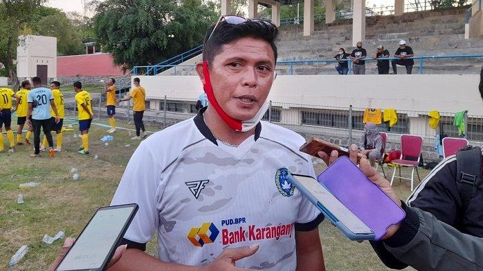 PREDIKSI - Legenda Persik Kediri, Aris Budi Sulistyo, saat ditemui beberapa waktu lalu. Ia memprediksi Piala Dunia 2026 akan berlangsung ketat karena kekuatan tim peserta dinilai semakin merata dan berimbang.