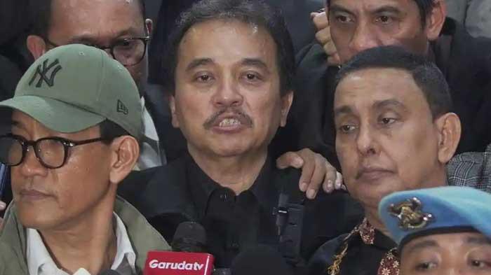 TUDINGAN IJAZAH PALSU - Roy Suryo usai menjalani pemeriksaan tim penyidik Polda Metro Jaya di Gedung Dirreskrimum Polda Metro Jaya, Jakarta, Kamis (13/11/2025). Kubu Roy Suryo baru-baru ini melaporkan tujuh pendukung Jokowi karena ijazahnya dituding palsu.