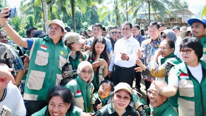 Gubernur Sulut Yulius Selvanus Komaling dan Menteri Pertanian Andi Amran Sulaiman berfoto