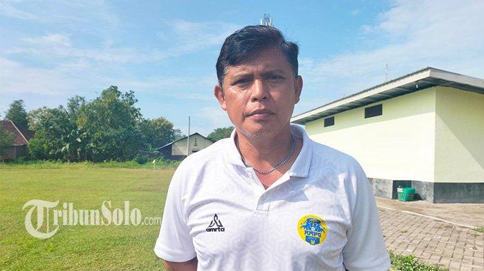 PREDIKSI - Legenda Persik Kediri, Aris Budi Sulistyo, saat ditemui beberapa waktu lalu. Ia memprediksi Piala Dunia 2026 akan berlangsung ketat karena kekuatan tim peserta dinilai semakin merata dan berimbang.