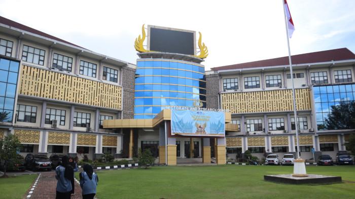 PELURU NYASAR- Suasana halaman rektorat UNP saat dikunjungi, Rabu (3/6/2026). Berdasarkan pantauan Reporter TribunPadang.com, Arif Ramanda di lokasi sekitar pukul 16.11 WIB, area yang biasanya ramai dipadati mahasiswa tersebut kini terlihat sepi dan lengang.