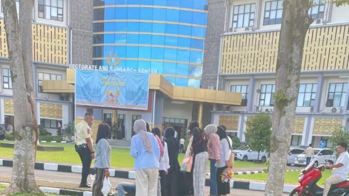 PELURU NYASAR- Sejumlah mahasiswa berkumpul di kawasan alun-alun depan Gedung Rektorat Universitas Negeri Padang (UNP), Selasa (2/6/2026), sesaat setelah insiden yang diduga akibat peluru nyasar. Dalam kejadian tersebut, seorang mahasiswi dan seorang warga sipil mengalami luka dan dilarikan ke rumah sakit untuk mendapatkan perawatan medis.