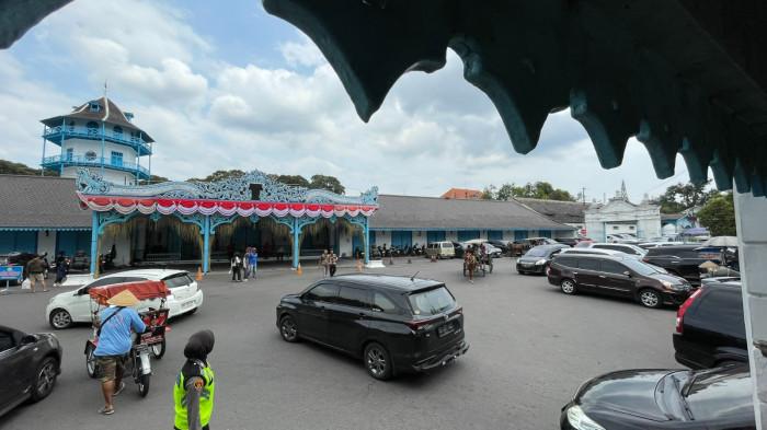 KERATON SOLO - Suasana di Keraton Kasunanan Surakarta, belum lama ini. Pelaksana Keraton Solo KGPHPA Tedjowulan melalui juru bicaranya KGPH Suryo Wicaksono meminta agar pusaka keraton dikembalikan ke Ndalem Ageng