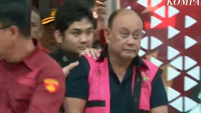 DITAHAN- Mantan Kepala Badan Gizi Nasional (BGN), Dadan Hindayana, resmi ditahan oleh tim penyidik Kejaksaan Agung pada Rabu (3/6/2026) sore, kenakan baju tahanan