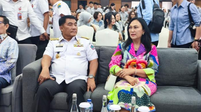 GAJI 13 - Gubernur Sulut Yulius Selvanus Komaling (YSK) memastikan pembayaran gaji ke-13 akan mulai disalurkan pada Kamis (4/6/2026). Gaji ke-13 tersebut akan diterima oleh sebanyak 16.579 penerima yang terdiri dari PNS, PPPK, PPPK Paruh Waktu, hingga anggota DPRD Provinsi Sulawesi Utara