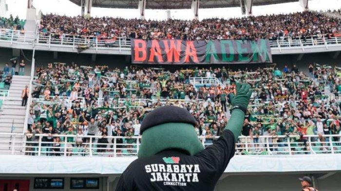 Bersatunya suporter The Jakmania dengan Bonek di Stadion Gelora Bung Tomo (GBT), Surabaya.