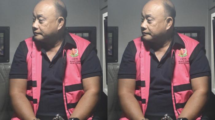PAKAI ROMPI : Tersangka dugaan tindak pidana korupsi tata kelola program Makan Bergizi Gratis (MBG) pada Badan Gizi Nasional (BGN) Dadan Hindayana berada di dalam mobil tahanan di Kejaksaan Agung, Jakarta, Rabu (3/6/2026). Kejaksaan Agung menetapkan mantan Kepala BGN Dadan Hindayana, dan dua mantan Wakil Kepala BGN yakni Sony Sanjaya dan Lodewyk Pusung sebagai tersangka dugaan tindak pidana korupsi tata kelola program MBG pada BGN tahun 2025-2026.