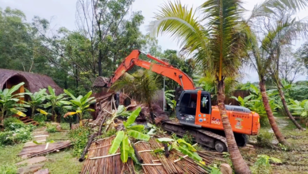 An excavator dismantles bungalows at The Peak tourism complex in Phu Quoc on June 3 2026. Photo by Hoang Dung