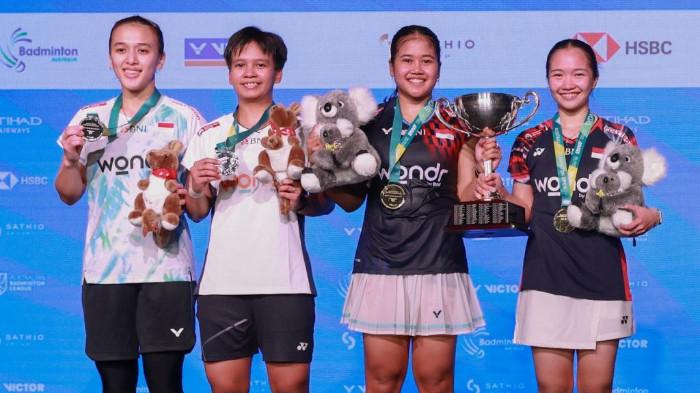 ANA/TRIAS DAN RACHEL/FEBI - Dari kiri: menampilan foto Febriana Dwipuji Kusuma/Meilysa Trias Puspitasari dan Rachel Allessya Rose/Febi Setianingrum saat naik podium Australia Open 2025 di Sydney Olympic Park, Minggu (23/11/2025).