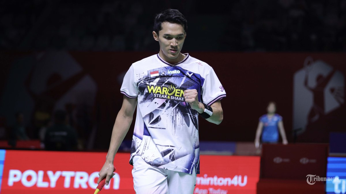 MENANG - Pebulu tangkis tunggal putra Indonesia Jonatan Christie saat melawan tunggal putra Singapura Jia Heng Jason Teh pada babak 32 besar Polytron Indonesia Open 2026 di Istora Senayan, Jakarta, Selasa (2/6/2026). Jonatan Christie menang dengan dua gim langsung 21-18 dan 21-15. TRIBUNNEWS/PBSI