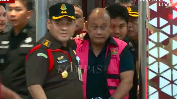 RESMI DITAHAN - Mantan Kepala Badan Gizi Nasional (BGN), Dadan Hindayana keluar dari Gedung Bundar Kejagung sekitar pukul 17.10 WIB dengan pengawalan ketat, Rabu (3/6/2026).