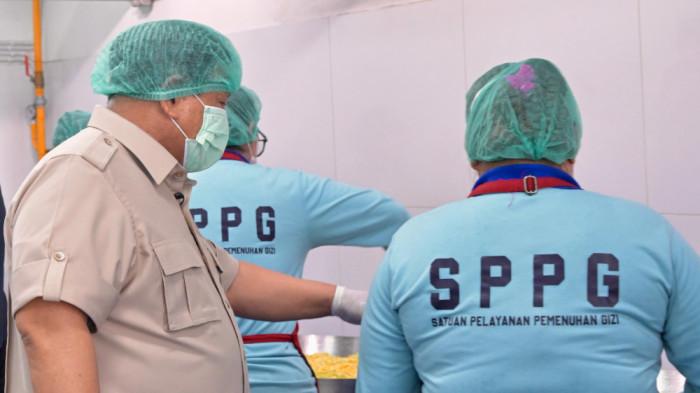 KUNJUNGI SPPG - Presiden Prabowo Subianto meninjau Satuan Pelayanan Pemenuhan Gizi (SPPG) di Palmerah, Jakarta, pada Selasa, (2/6/2026).