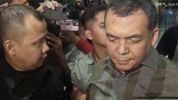 TIBA DI KPK - Wakil Menteri Imigrasi dan Pemasyarakatan Silmy Karim resmi mendatangi Gedung Merah Putih KPK, Jakarta, pada Rabu malam (3/6/2026). Kedatangan Silmy tersebut dilakukan setelah dirinya sempat diburu dan diimbau pihak lembaga antirasuah agar bersikap kooperatif menyerahkan diri.