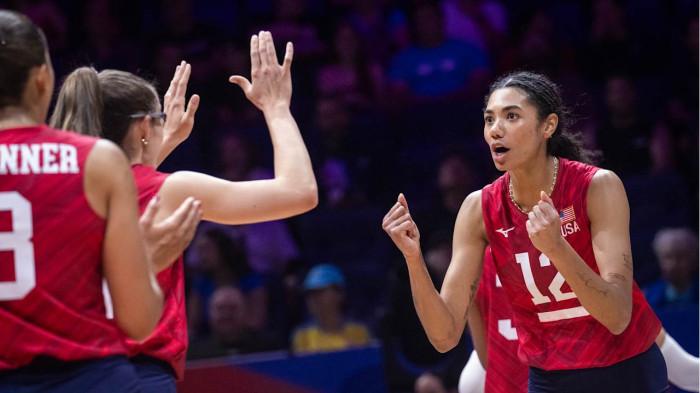 SELEBRASI - Eks Proliga 2025, Jordan Thompson (kanan) berselebrasi bersama rekan setimnya setelah mencetak poin pada pertandingan VNL 2026 antara Ukraina vs Amerika Serikat di Quebeck City, Kanada, Rabu (3/6) malam WIB.  Jordan Thompson pernah membawa Pertamina Enduro juara Proliga 2025.