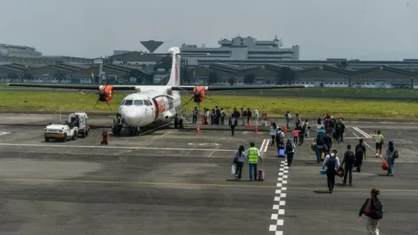 Calon penumpang berjalan menuju pesawat di Bandara Husein Sastranegara, Bandung, Jawa Barat, Rabu (18/3/2026). Data dari PT Angkasa Pura II mencatat, pada H-3 Idul Fitri 1447 H, sebanyak 148 penumpang dari tiga penerbangan di Bandara Huseinsastranegara meninggalkan Kota Bandung. ANTARA FOTO/Raisan Al Farisi/foc.