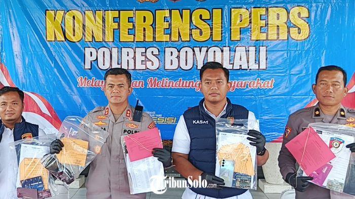 DUGAAN SATE MAUT - Kapolres Boyolali AKBP Indra Maulana Saputra, bersama PJU memperlihatkan barang bukti kejahatan pidana saat konferensi pers di Mapolres Boyolali, Selasa (19/5/2026). Dia menyebut menantu perempuan yang tewas tak wajar di Boyolali mengakui mengirimkan sate ayam. 
