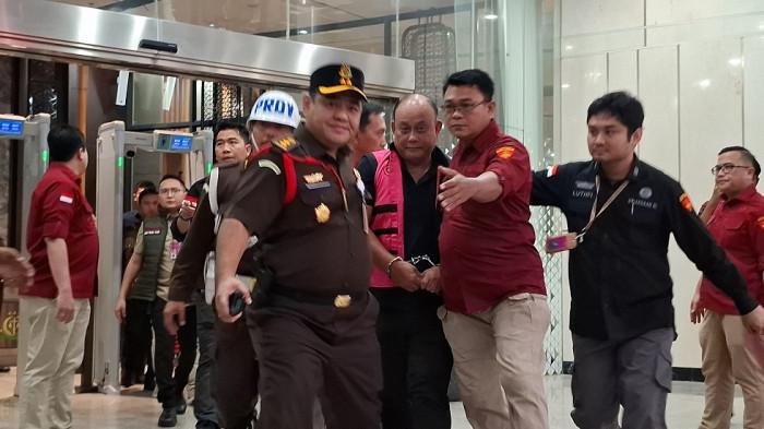 KEPALA BGN DITAHAN KEJAGUNG - Kepala BGN, Dadan Hindayana keluar dari gedung Jampidsus Kejagung, Jakarta, mengenakan rompi tahanan berwarna pink dan tangan diborgol Rabu (3/6/2026).