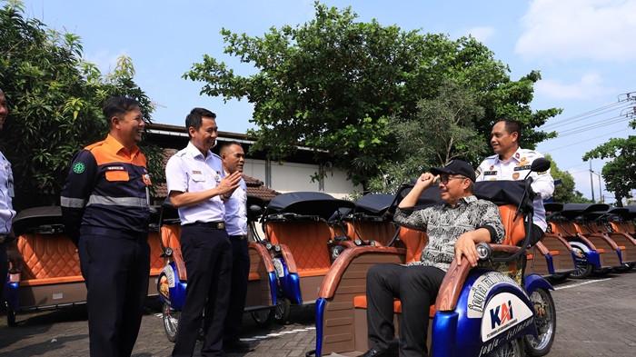 BECAK LISTRIK - Wali Kota Yogyakarta, Hasto Wardoyo, menjajal becak listrik bantuan dari PT KAI di KUPT Pengujian Kendaraan Bermotor Dinas Perhubungan Kota Yogyakarta, Rabu (3/6/2026).