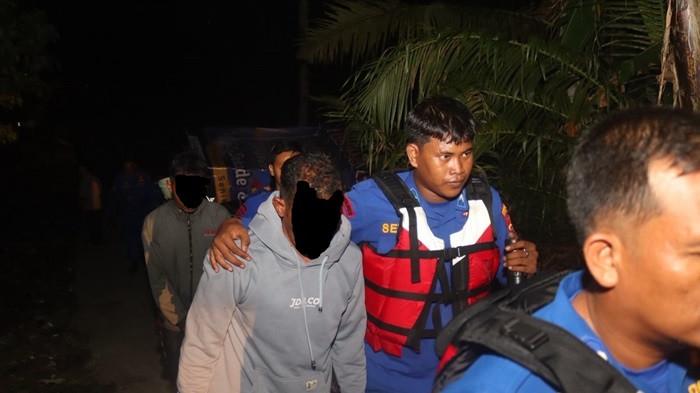 TAMBANG ILEGAL -- Kapolres Bangka, AKBP Deddy Dwitiya Putra, didampingi Wakapolres, Yosyua Surya Admaja dan sejumlah anggota Polres Bangka, saat menertibkan tambang timah ilegal di Desa Jada Bahrin, Kecamatan Merawang, Kabupaten Bangka, Rabu (3/6/2026).