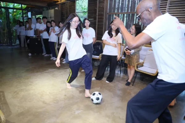 Henri Hubert, the Global Wellness Day Vietnam Ambassador, and attendees during the interactive football session at the event. Photo courtesy of Logitech