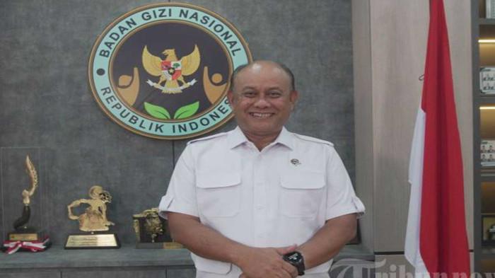 DICOPOT - Presiden Prabowo resmi mencopot Dadan Hindayana dari jabatan Kepala BGN. Mensesneg Prasetyo Hadi mengungkap sejumlah alasan di balik keputusan tersebut, mulai dari kedisiplinan menjalankan SOP hingga kualitas makanan dalam program Makan Bergizi Gratis (MBG). Pemerintah juga langsung menunjuk Nanik Sudaryanti Deyang sebagai pimpinan baru BGN.