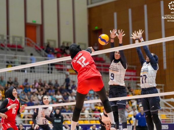 Spiker timnas voli putri Indonesia, Ajeng Viona Adelea, pada laga melawan Iran di AVC Nations Cup 2025, Sabtu, 14 Juni 2025