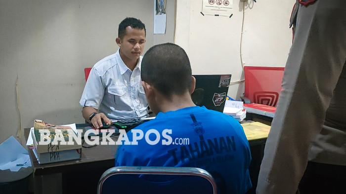 JALANI PEMERIKSAAN -- DD (21) warga desa di Kecamatan Simpang Rimba saat menjalani pemeriksaan di Ruang PPA Satreskrim Polres Bangka Selatan, Kamis (4/6/2026) pagi. Ia ditangkap polisi setelah diduga melakukan persetubuhan terhadap anak di bawah umur.