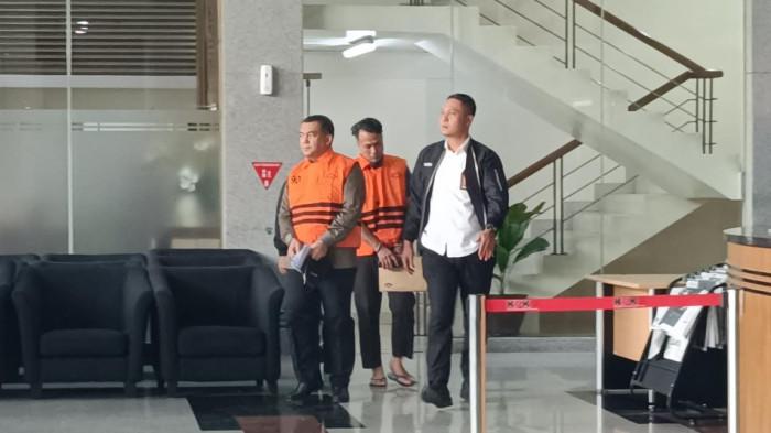 Foto:DITAHAN KPK - Wakil Menteri Imigrasi dan Pemasyarakatan Silmy Karim mengenakan rompi tahanan KPK berwarna oranye, Gedung KPK, Jakarta, Kamis (4/6/2026