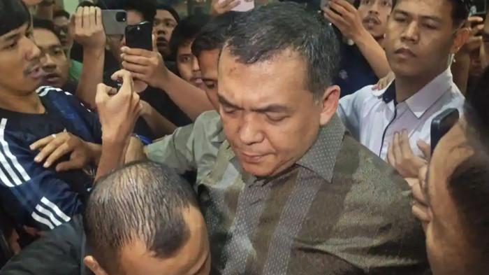 MENYERAH -  Silmy Karim, Wakil Menteri Imigrasi dan Pemasyarakatan (Wamen Imipas) yang menyerahkan diri kegedung Merah Putih Komisi Pemberantasan Korupsi (KPK), Jakarta, Rabu (3/6/2026) malam.